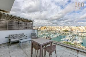 Beautiful seafront home with private balcony & BBQ by 360 Estates