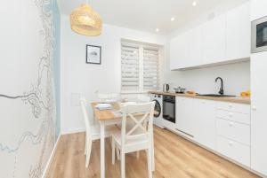 Charming Apartment Świętojańska in Gdynia by Noclegi Renters