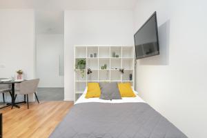 Cozy Studio with Balcony and FREE GARAGE by Noclegi Renters