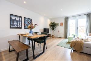 Elegance Retreat - 2 Bed Holiday Home with Parking