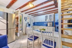 Cozy apartment ANALIA near beautiful beach 