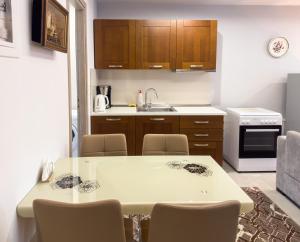 Glamorous & Spacious Renovated Apartment, Syntagma, DT Athens