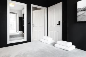 HOUSEHOST Apartment: Miodowa 4212a Street