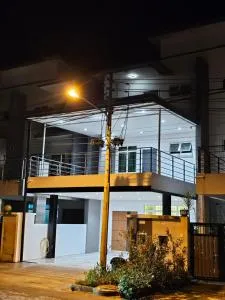 新裝潢三層連棟屋、寧靜寬敞舒適明亮、鄰近有大商場、大小陽台後院 - Kampong Rugarding