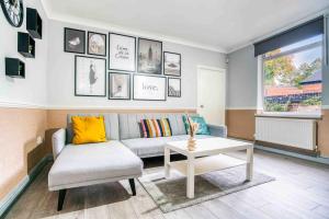 Spacious 3-bed with Free Parking