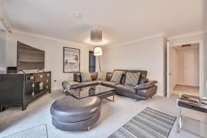Top Floor Sandbanks Apartment with Free Parking just minutes from the Beach and Bars