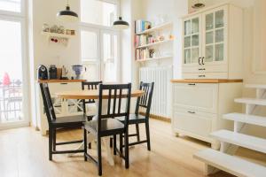 W zgiełku miasta, u nas zaznasz 90 m2 komfortowej przestrzeni mieszkania fabrykanta