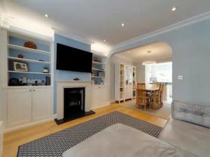 Pass the Keys Centrally located modern and spacious 3 Bed terrace