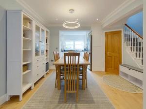 Pass the Keys Centrally located modern and spacious 3 Bed terrace