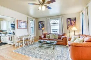 Lovely Elkhart Lake Apartment - Walk to Town! - 马尼托沃克