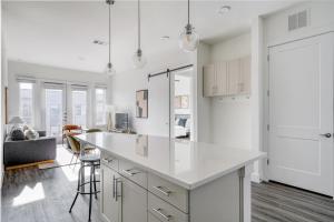 Highlands 2br w pool wd gym great location ATX-200