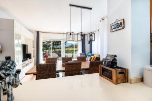 Fabulosa Adelfas : entre mar y montañas