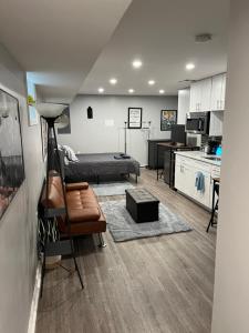 Urban Retreat Basement Studio Only Two Blocks From Metro! OFF STREET PARKING!