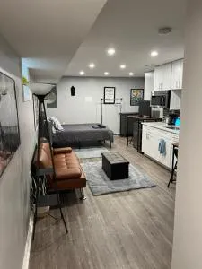 Urban Retreat Basement Studio Only Two Blocks From Metro! OFF STREET PARKING! - Tuxedo Colony