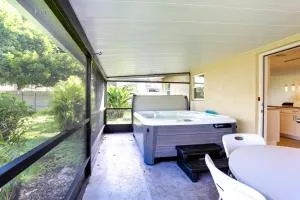 5 Mi to Beaches Hot Tub Haven in Lake Worth - Atlantis