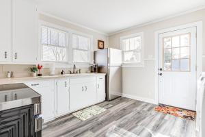Quiet Grove Hill Cottage w Wraparound Deck!