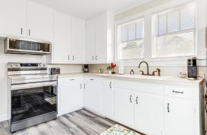 Quiet Grove Hill Cottage w Wraparound Deck!