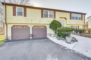 obrázek - Charming Windsor Home with Private Backyard!