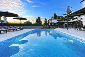 Villa Lovre( heated swimming pool & free bikes)