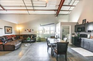 Downtown Del Norte Apartment Ski, Hike and Shop!