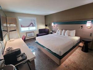 Queen Room with Bathtub - Disability Access/Non-Smoking room in Best Western Plus Altoona Inn