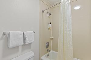 Standard Queen Room room in Quality Hotel Morehead City near Atlantic Beach