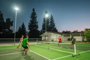 Riverfront Beauty with Pickle Ball Court - Sanger