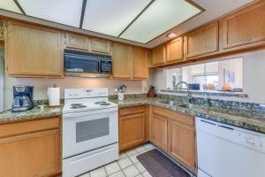 Mesa Condo Rental with Community Pool Access!
