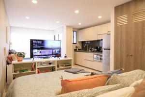 The Petit Flat - Bright & stylish studio apartment near Unicentro