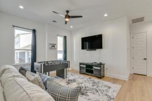 Houston Retreat w Balcony, 1 Mi to Toyota Center!
