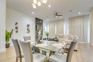 Houston Retreat w Balcony, 1 Mi to Toyota Center!