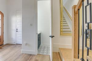 Houston Retreat w Balcony, 1 Mi to Toyota Center!