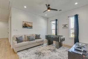 Houston Retreat w Balcony, 1 Mi to Toyota Center!