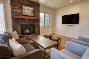 Wildflower Resort Stay - Sun Valley Condo with King Bed and Mtn Views