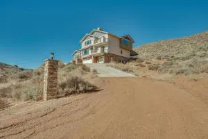 Expansive Mountain Gem Game Room, 3 Mi to Acton - Pearblossom