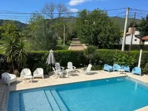 Algarrobos del Mirador - Calmayo