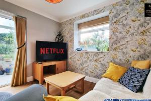 The Rose Garden of Basildon in the Heart of Basildon by Artisan Stays I Weekly or Monthly Stay Offer I Pvt Parking I Sleeps 6