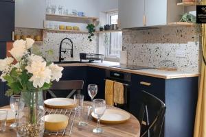 The Rose Garden of Basildon in the Heart of Basildon by Artisan Stays I Weekly or Monthly Stay Offer I Pvt Parking I Sleeps 6