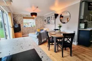 The Rose Garden of Basildon in the Heart of Basildon by Artisan Stays I Weekly or Monthly Stay Offer I Pvt Parking I Sleeps 6 - Laindon