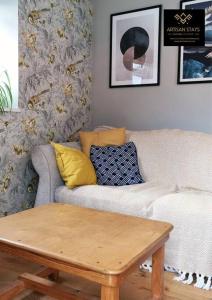 The Rose Garden of Basildon in the Heart of Basildon by Artisan Stays I Weekly or Monthly Stay Offer I Pvt Parking I Sleeps 6