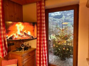 Ferienwohnung Platzhirsch Panorama View Balkon, Gartensauna, Garten, Grillplatz