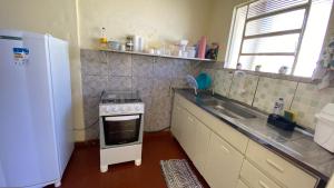 Casa com varanda, 2 quartos, wi-fi, próximo ao centro da cidade