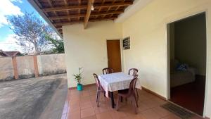 Casa com varanda, 2 quartos, wi-fi, próximo ao centro da cidade