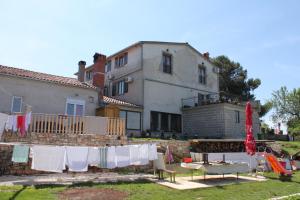 Apartments and rooms with a swimming pool Bacva, Central Istria - Sredisnja Istra - 7638 