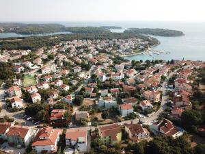Family friendly house with a swimming pool Pjescana Uvala, Pula - 21764 