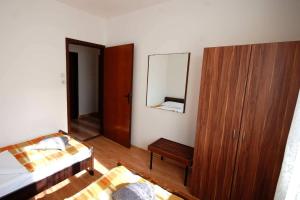 Apartments with parking space Njivice, Krk - 21858