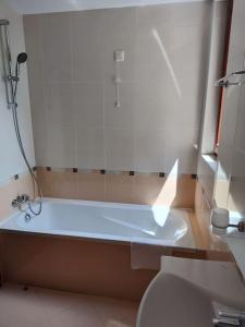 Modern 2BDRM in 5* Resort & pool