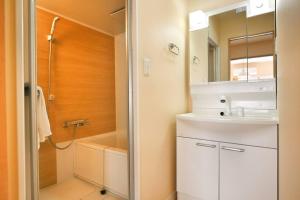 QU201 Edogawa Japanese Style Apartment 201 has direct access to Akihabara and Shinjuku, with convenient transportation and free WiFi