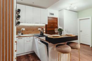 Elegant Living Apartment 2