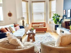 Stunning 2 Bed Apartment Sea Views and Parking